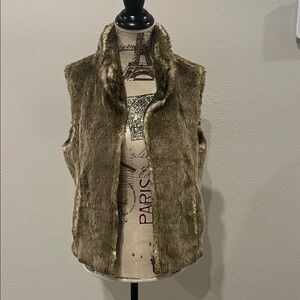 LOFT Faux Fur Vest in Taupe luxury